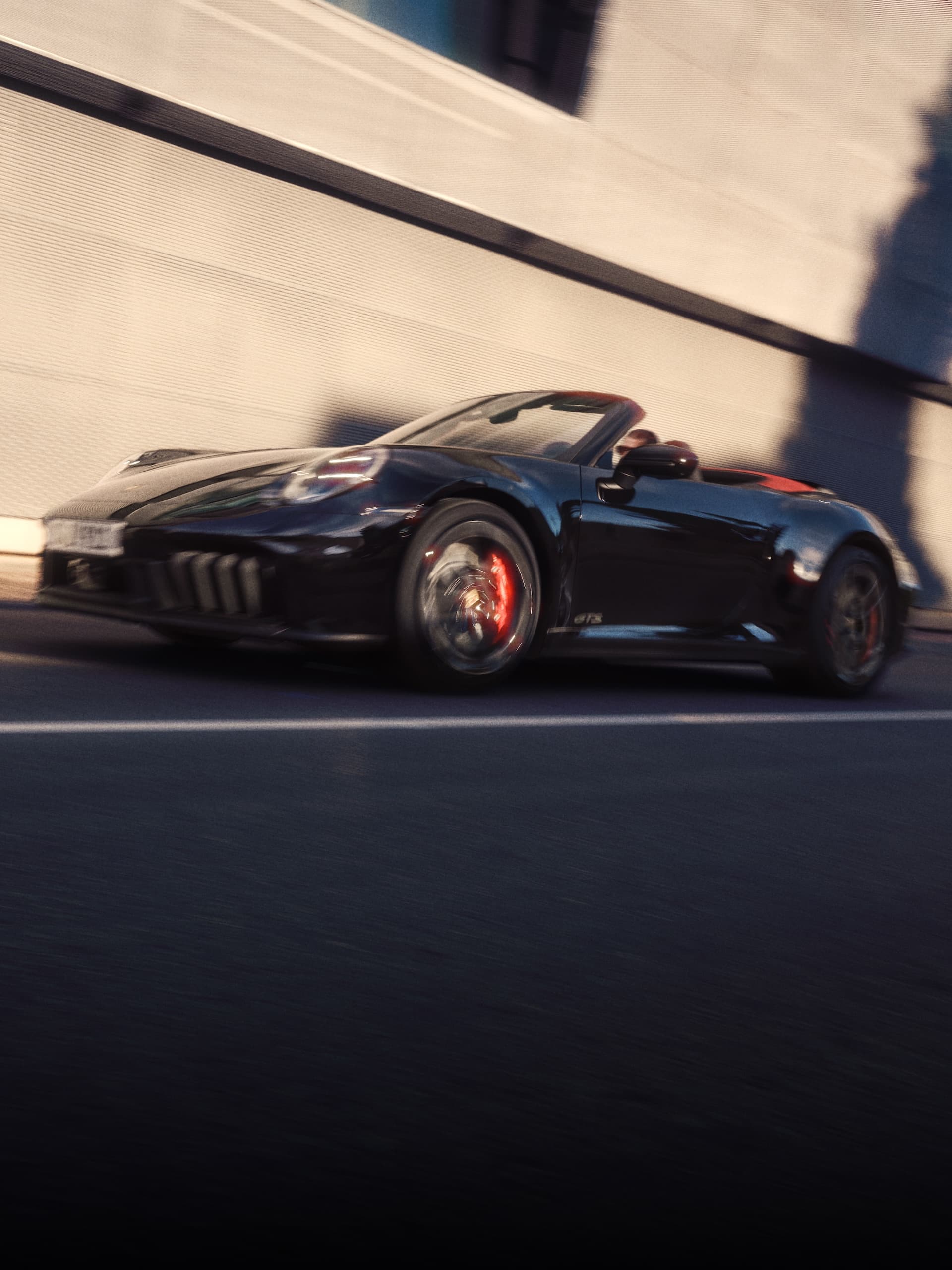 En Porsche 911 kjører nedover en vei.
